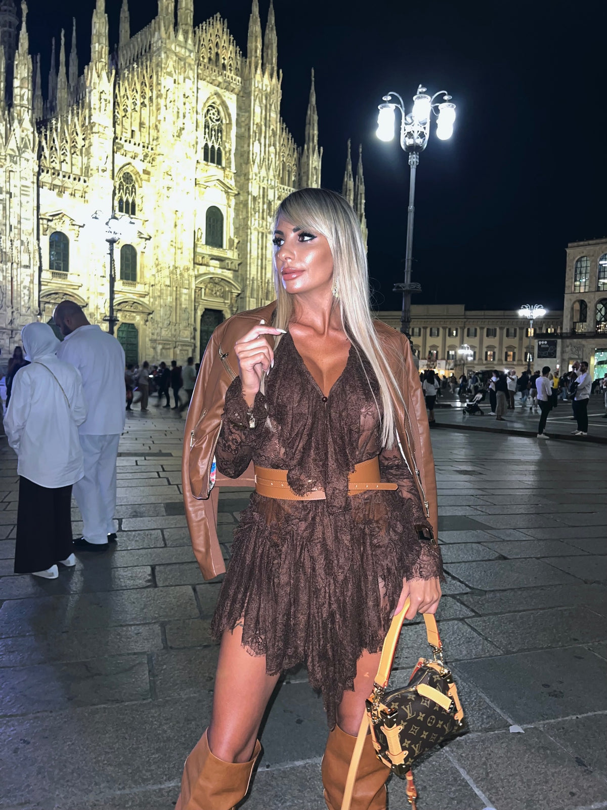 ABITO PIZZO CON BOTTONI - MARRONE