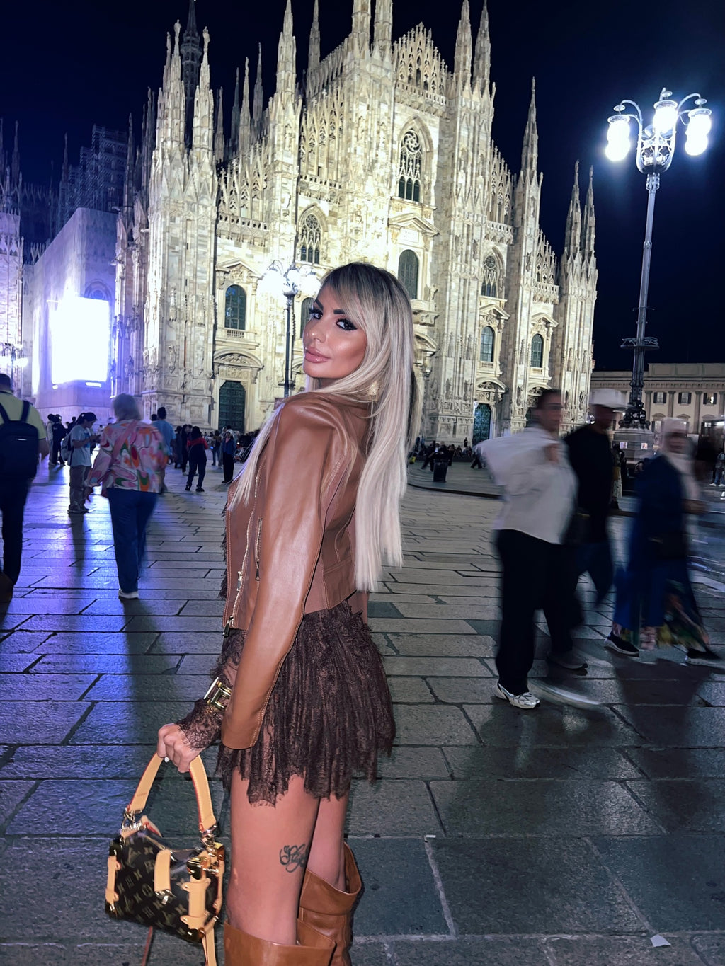 ABITO PIZZO CON BOTTONI - MARRONE