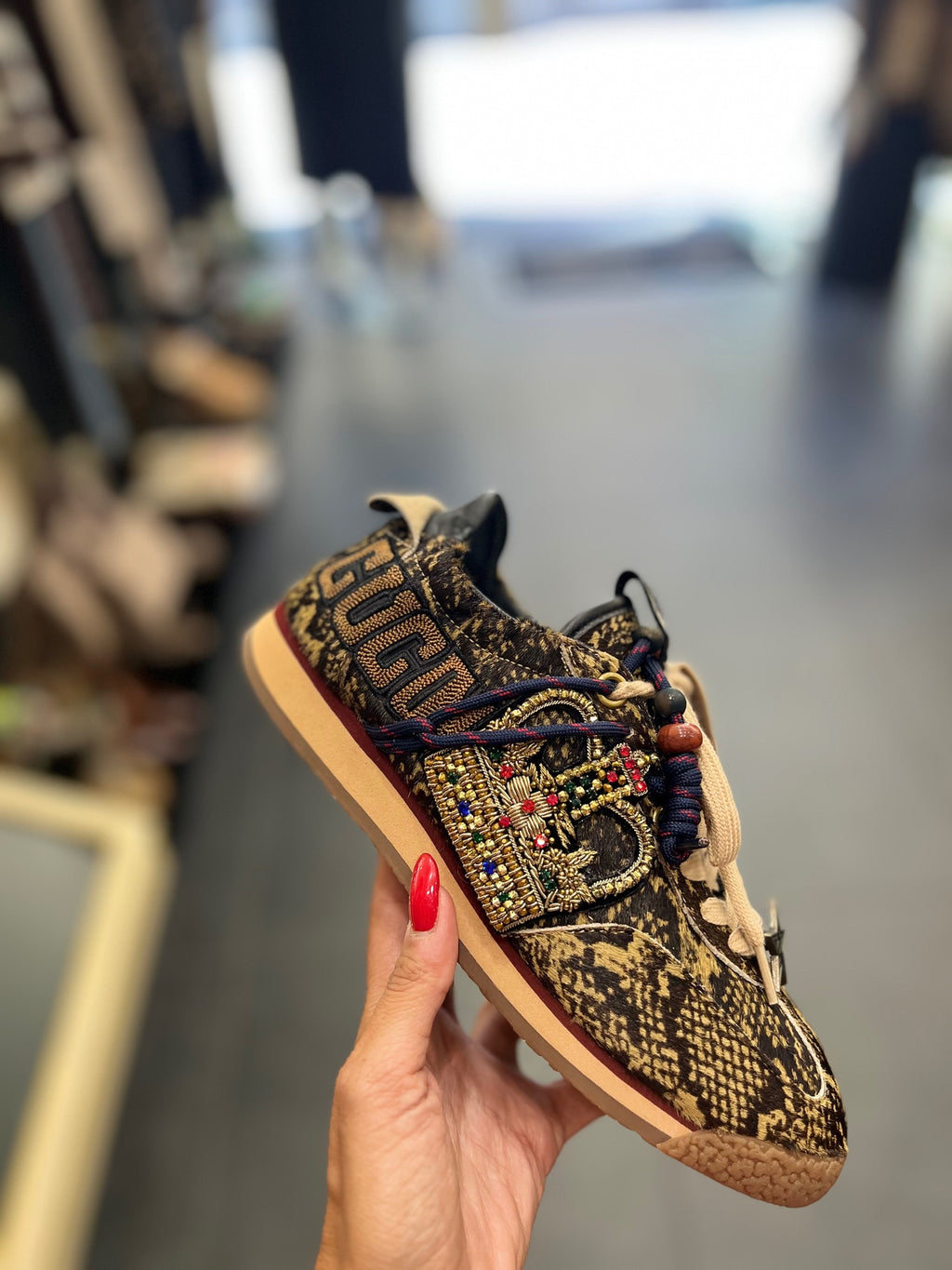 SNEAKERS CON APPLICAZIONE CORONA STRASS - PITONE