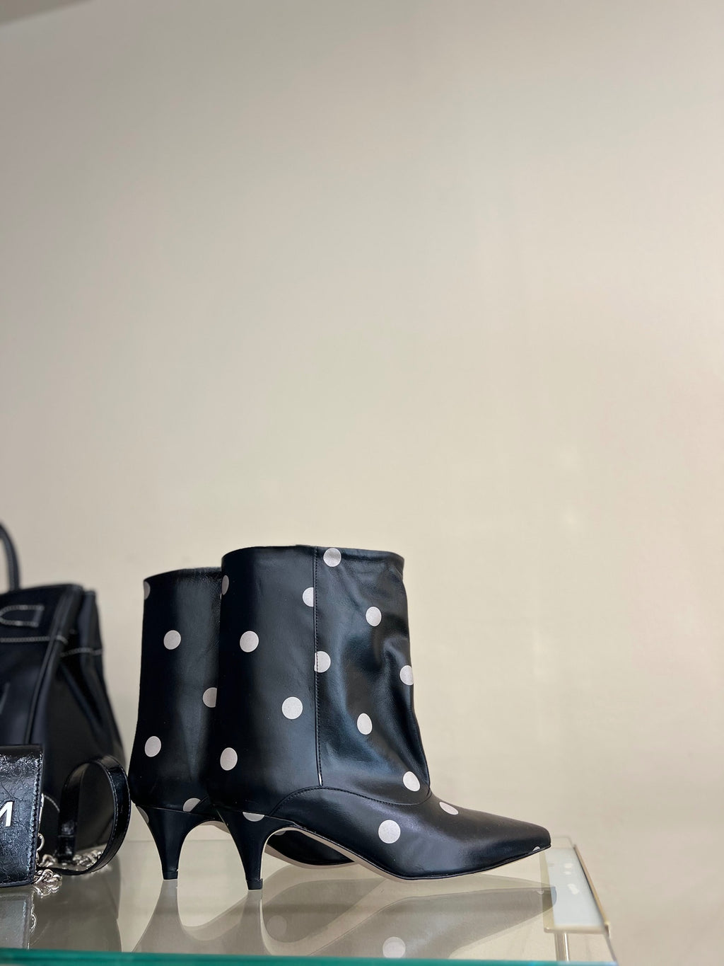 TRONCHETTO IN PELLE - NERO A POIS BIANCO