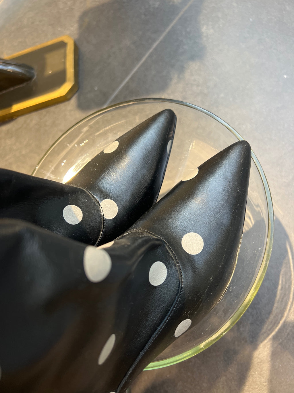 TRONCHETTO IN PELLE - NERO A POIS BIANCO