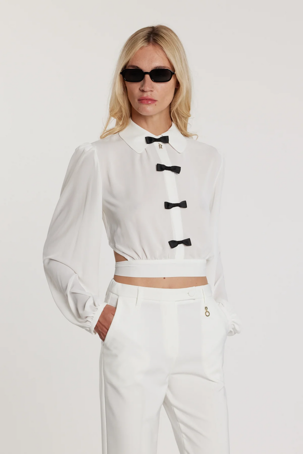 Relish - Blusa Janette Corta Maniche Lunghe Con Fiocchi Più Ciondolo Logo Più Apertura Con Pannello Sulla Sch