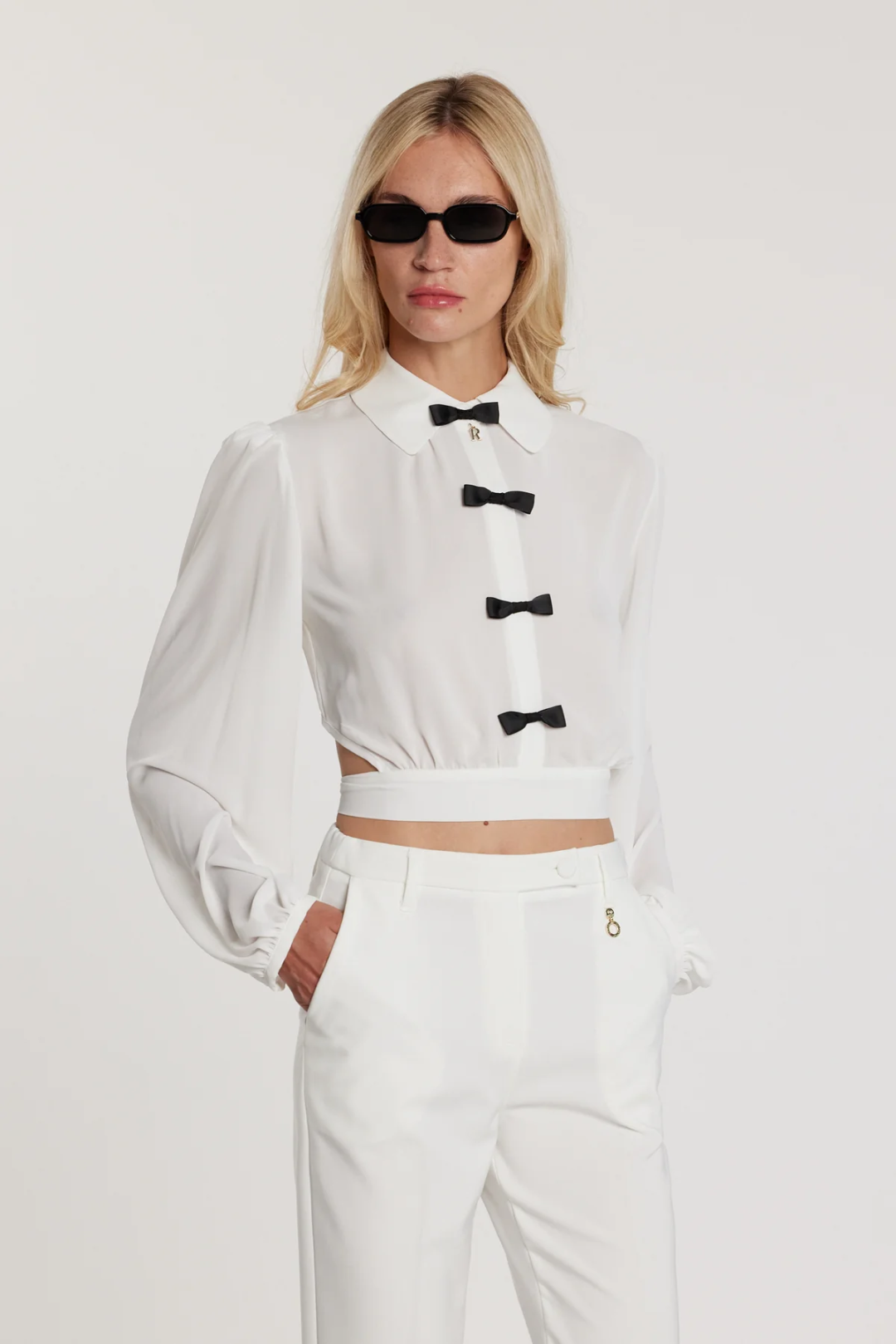 Relish - Blusa Janette Corta Maniche Lunghe Con Fiocchi Più Ciondolo Logo Più Apertura Con Pannello Sulla Sch