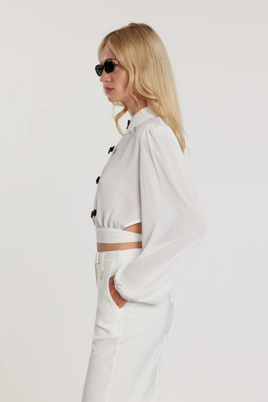 Relish - Blusa Janette Corta Maniche Lunghe Con Fiocchi Più Ciondolo Logo Più Apertura Con Pannello Sulla Sch