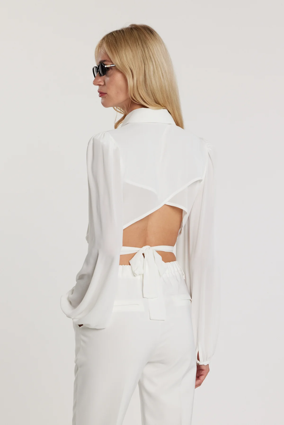 Relish - Blusa Janette Corta Maniche Lunghe Con Fiocchi Più Ciondolo Logo Più Apertura Con Pannello Sulla Sch