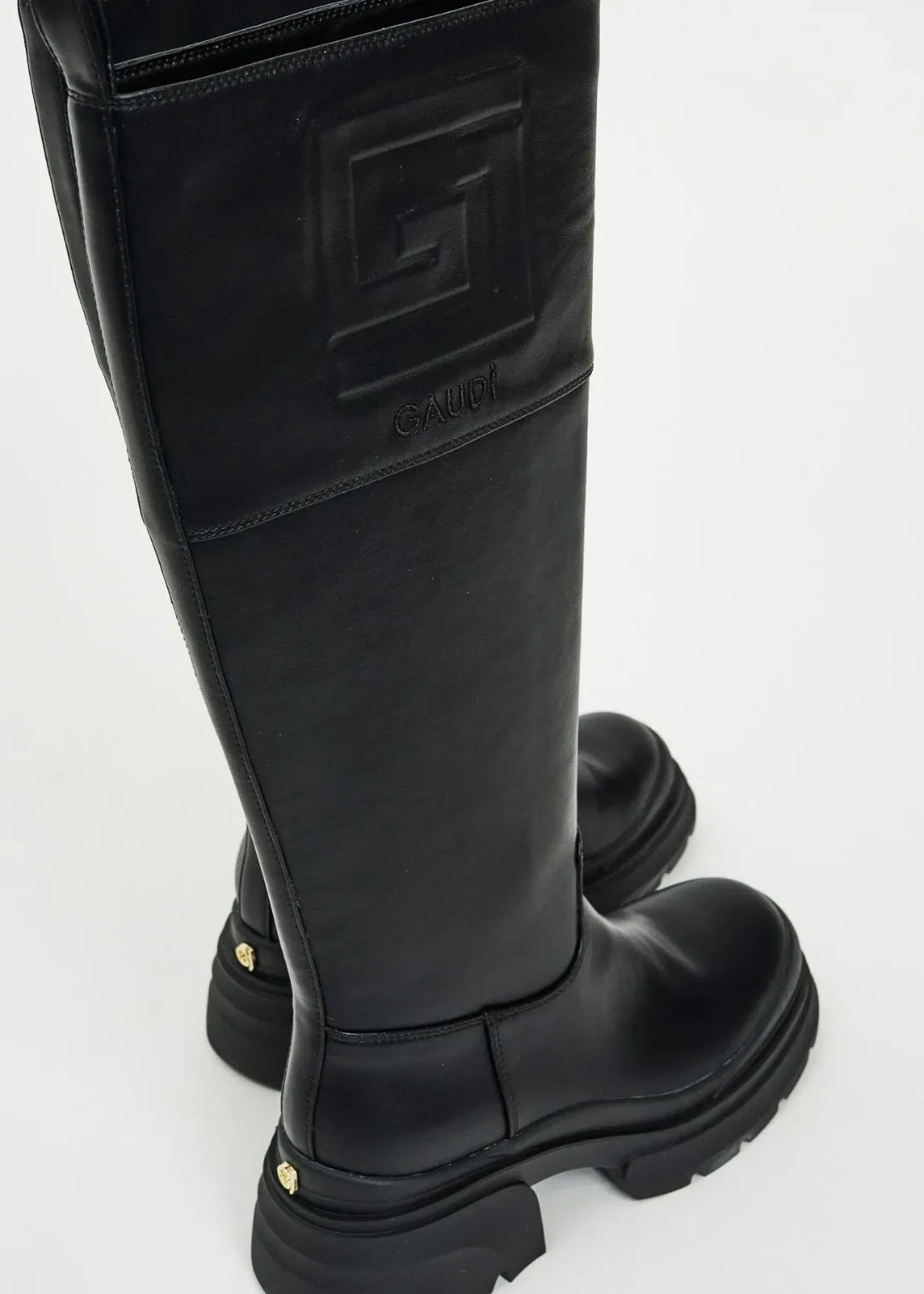 Stivale nero con logo in rilievo