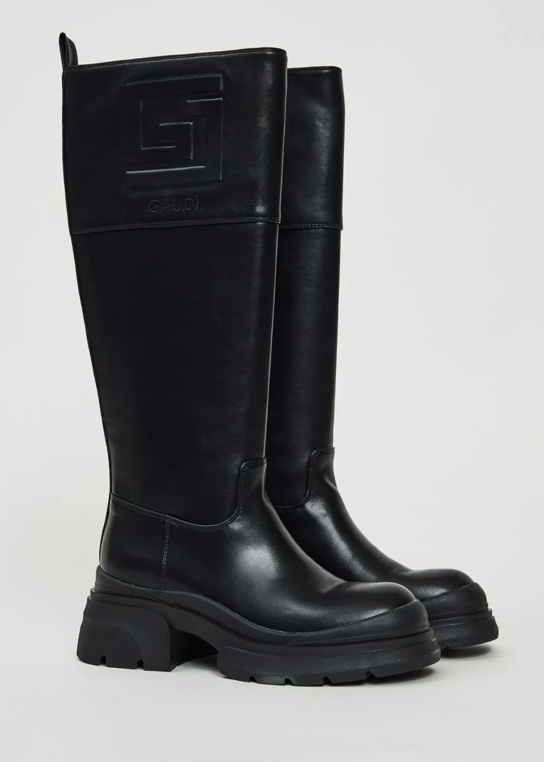 Stivale nero con logo in rilievo