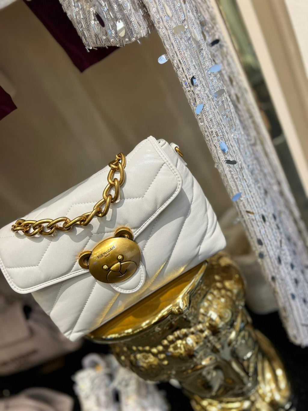 Puffy Shoulder XS è una borsa a spalla compatta