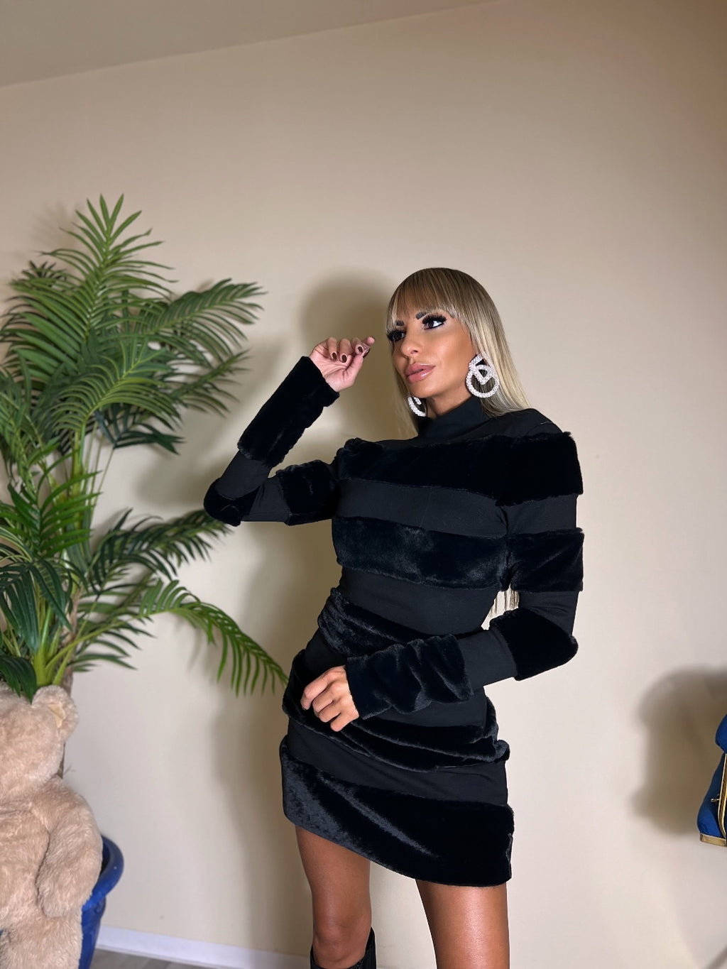 Abito in maglia con inserti in eco pelliccia e zip dietro