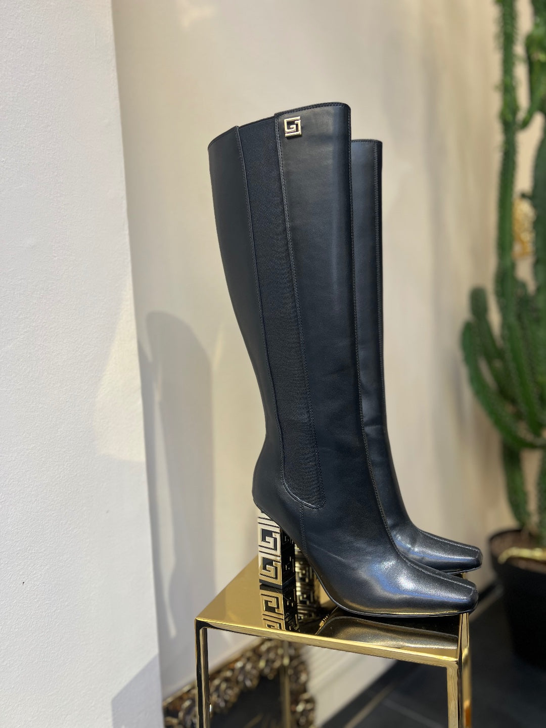 Stivale alto di gamba con tacco logato oro