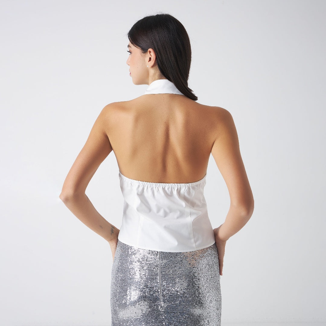 Colletto classico a camicia  Scollo halter  Pettorina frontale con pieghe, eleganti plissé   Chiusur