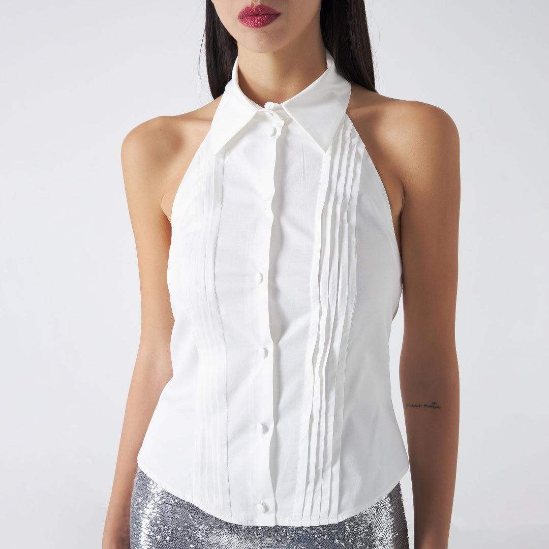 Colletto classico a camicia  Scollo halter  Pettorina frontale con pieghe, eleganti plissé   Chiusur