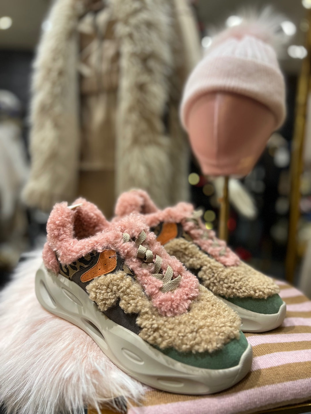 SNEAKERS CON PATCHWORK DI TEXTURE E COLORI VIBRANTI